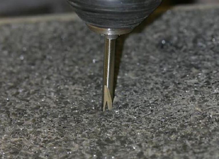 Bohrer für Gummi bohrt ein sauberes Loch in weiches Material